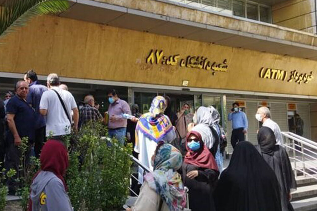 تصاویر تجمع مال باختگان صندوق امانات بانک ملی؛ اموالمان را برگردانید | نامه به رئیس قوه قضاییه در واکنش به پاسخگو نبودن بانک